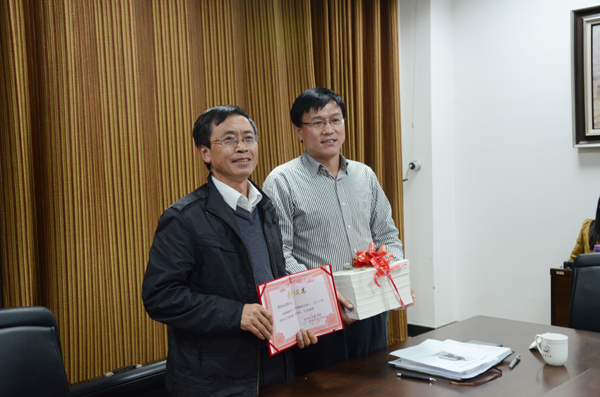 赵维森教授向beat365图书馆赠书